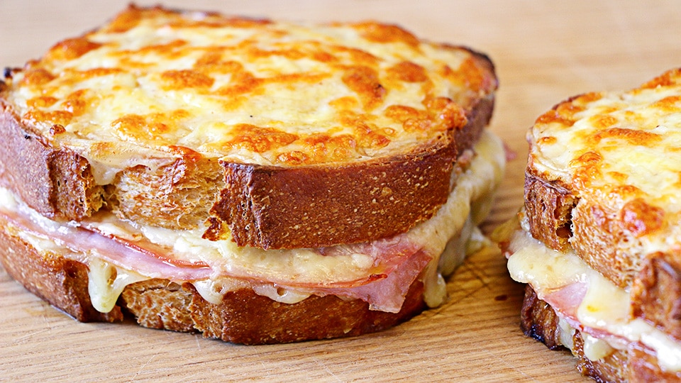 Sándwich croque monsieur terminado