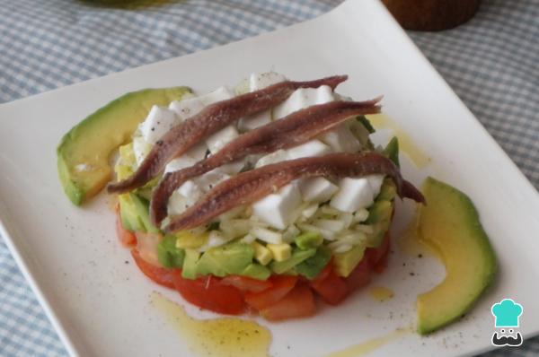 Ensaladas para Navidad originales - Ensalada de tomate, aguacate y anchoas