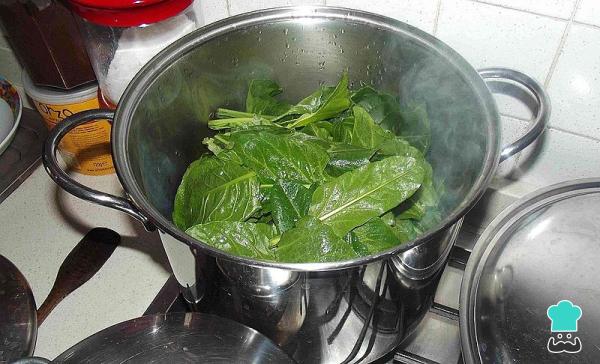 Receta de Tortillitas de acelgas fáciles y crujientes - Paso 1