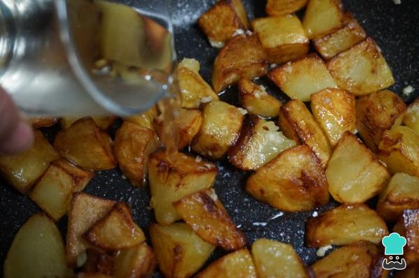 Receta de Patatas al ajillo - Paso 3