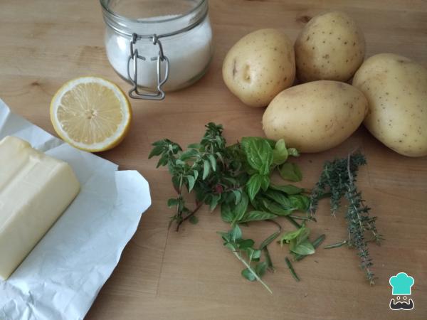 Receta de Patatas asadas al horno en gajos - Paso 1