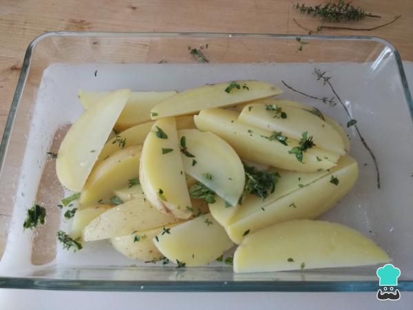 Receta de Patatas asadas al horno en gajos - Paso 5