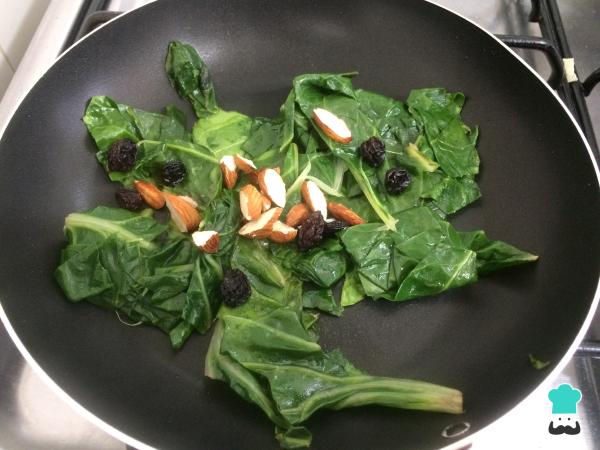 Receta de Acelgas salteadas con pasas y almendras - Paso 4
