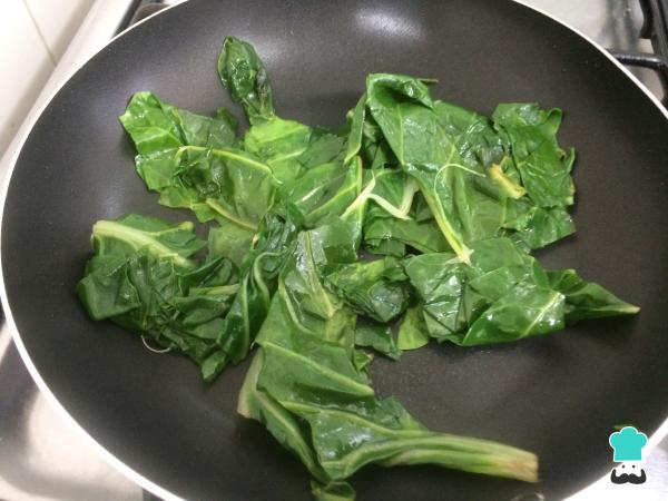 Receta de Acelgas salteadas con pasas y almendras - Paso 3