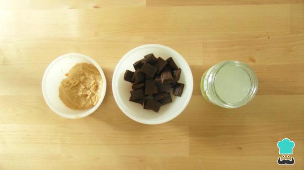 Receta de Bombones de chocolate y crema de cacahuete - Paso 1