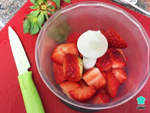Receta de Tarta de fresa y nata sin horno - Paso 2