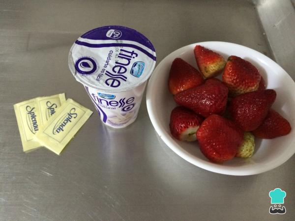 Receta de Paletas cremosas de fresas - Paso 1