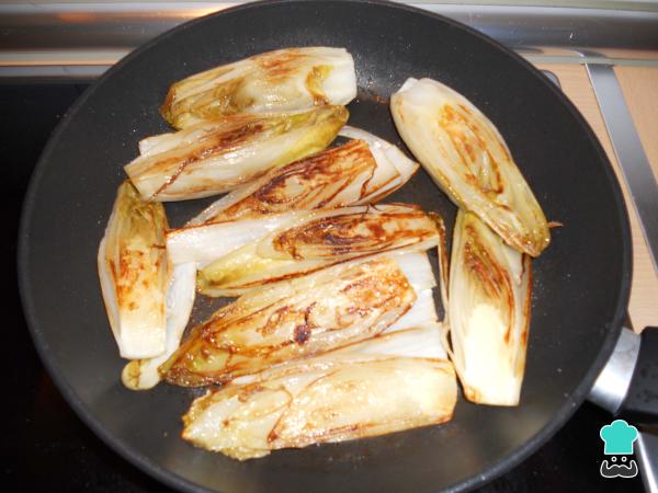 Receta de Endibias con espárragos al queso.