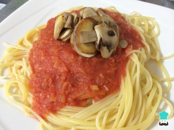 Receta de Espaguetis con champiñones y tomate