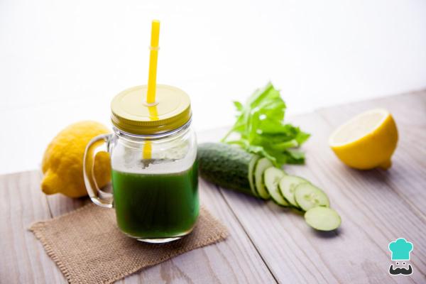 Licuados para bajar de peso en 7 días - Jugo verde detox de apio, pepino y limón