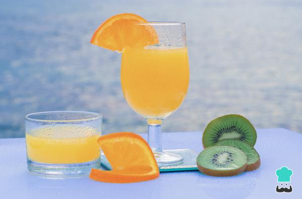 Jugos laxantes para el estreñimiento - Jugo de kiwi y naranja, un potente laxante natural