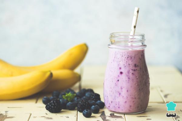 Jugos laxantes para el estreñimiento - Licuado de plátano y moras, laxante natural