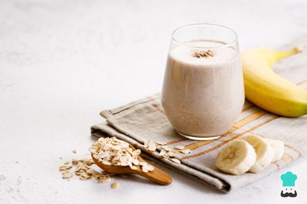 Batidos para aumentar masa muscular en piernas y glúteos - Batido de plátano, avena y crema de cacahuete