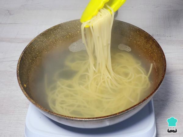 Receta de Tallarines rojos con atún - Paso 1