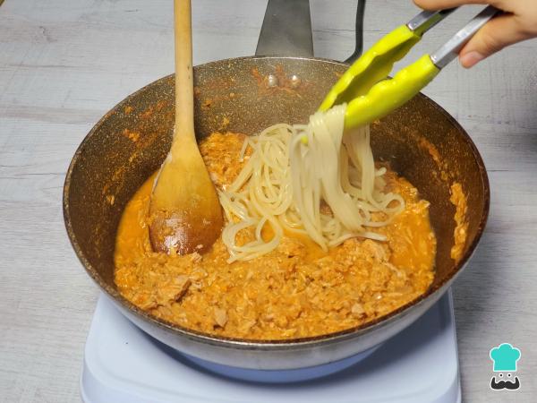 Receta de Tallarines rojos con atún - Paso 7