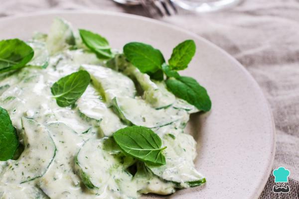 Recetas con hierbabuena - Ensalada de pepino con yogur y hierbabuena