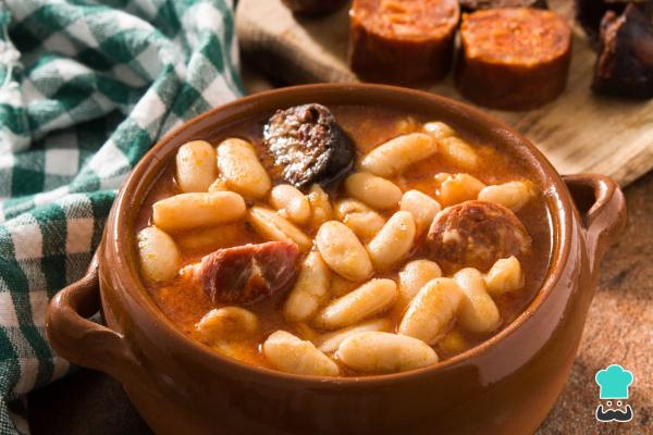 Platos típicos de España - Fabada asturiana