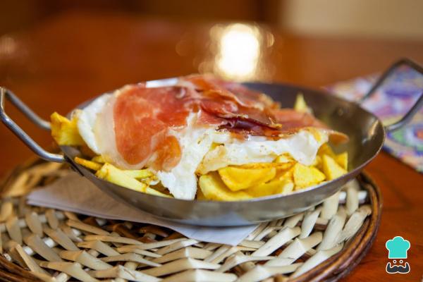 Platos típicos de España - Huevos rotos
